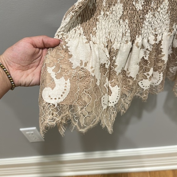 Storia, white and beige pattern, lace smocked dress - Picture 6 of 7